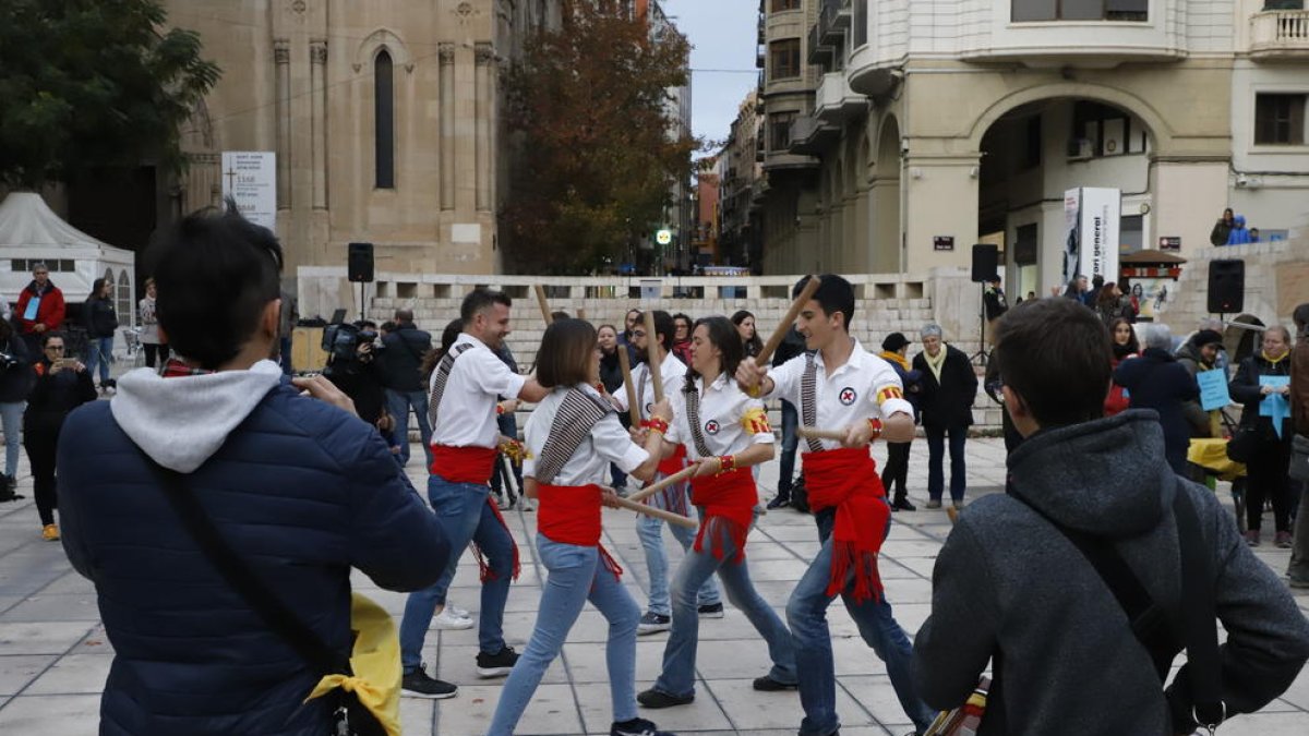 Ball de bastons a la plaça Sant Joan de Lleida