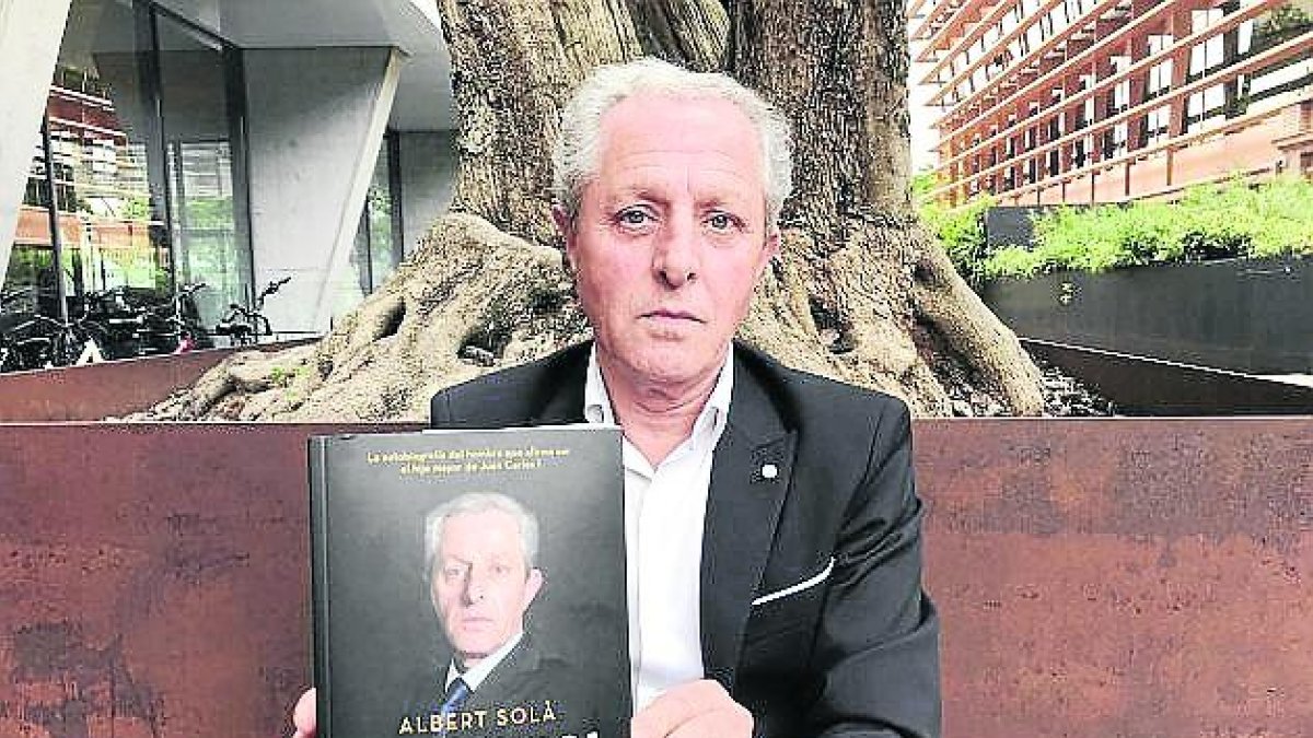 Albert Solà con su libro.
