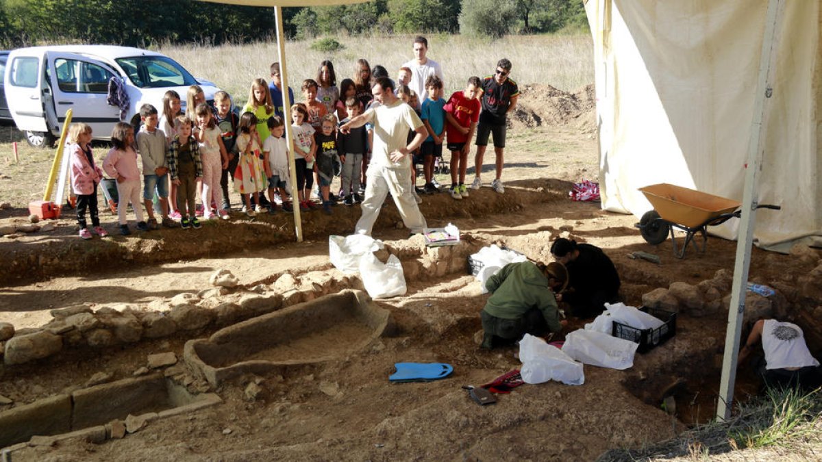 Escolares de Àger visitando el yacimiento de Santa Coloma.