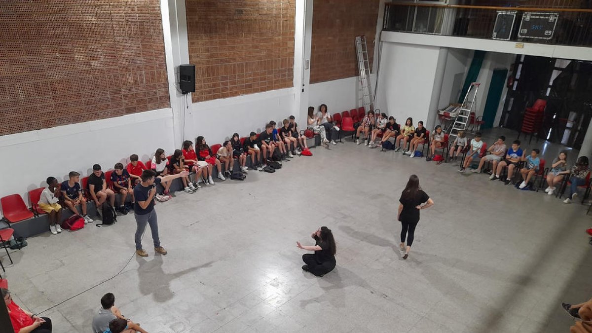 Alumnos de Torrelameu, Corbins y Menàrguens participaron ayer en un taller sobre inclusión y cultura.