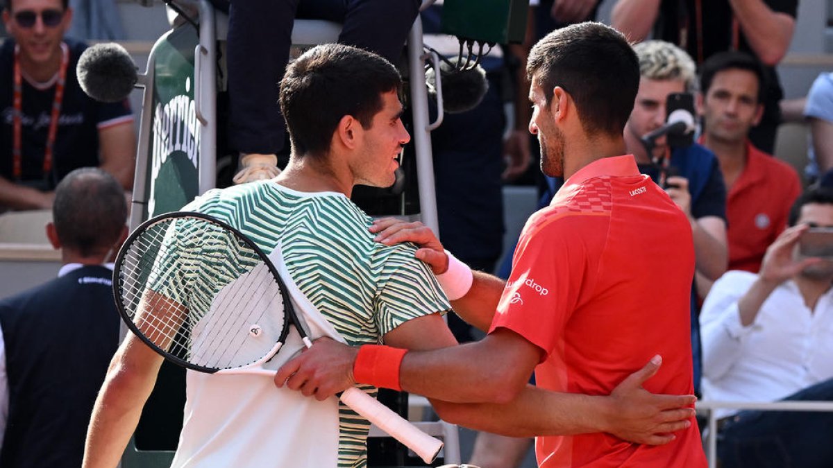 Alcaraz y Djokovic se saludan al final del partido.