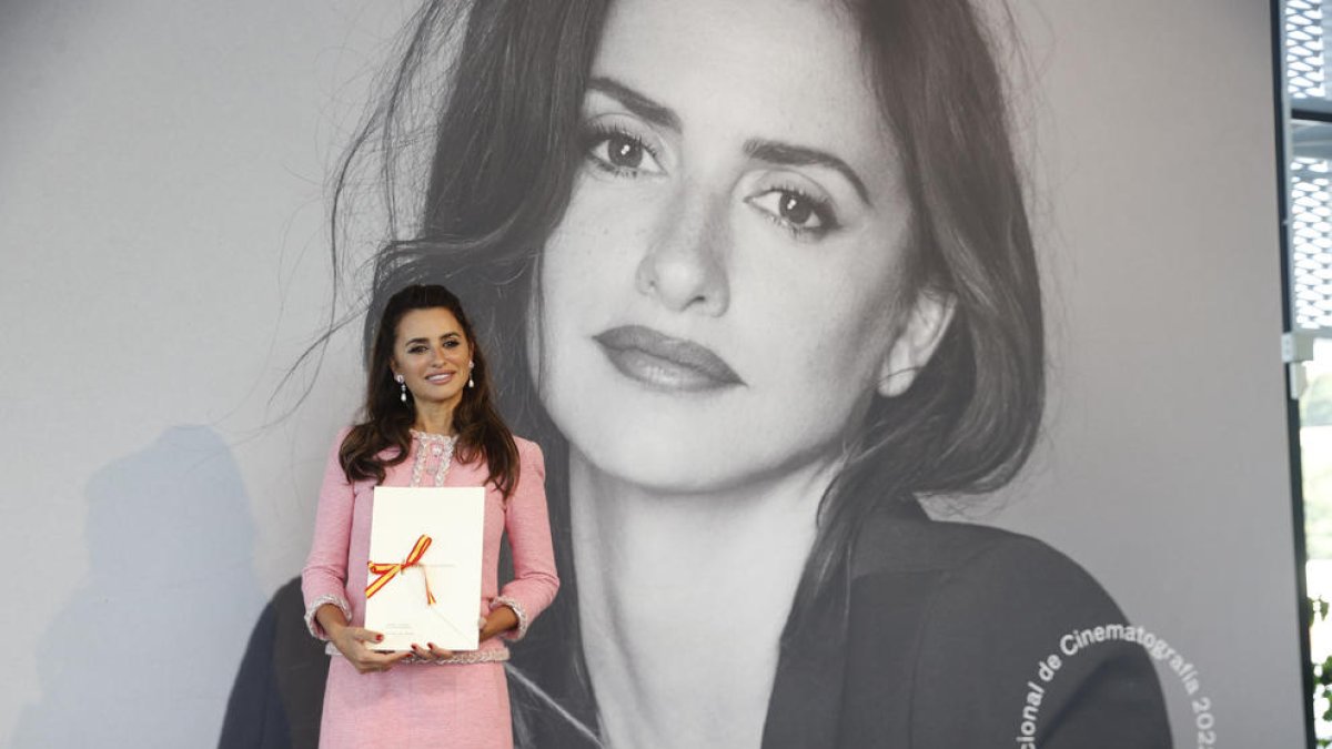 Penélope Cruz posa con el galardón en el 70 Festival de Cine de San Sebastián.