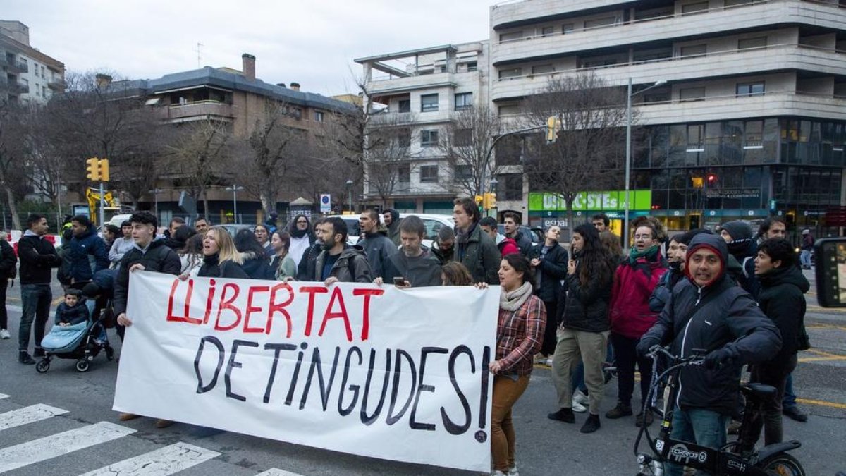 Un moment de la concentració d'ahir dimecres davant la comissaria de la Policia Nacional a Lleida.