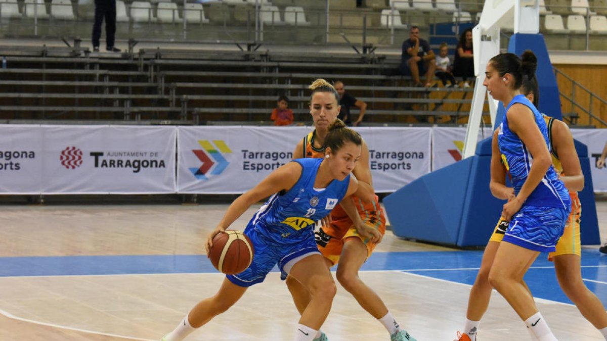 Júlia Soler controla el balón ante la mirada de Geo Bahí.