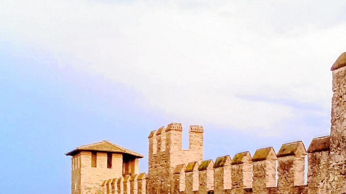 Sirmione és un poblet fortificat a la riba del Garda, al qual l'escriptor Truman Capote considera el més blau, trist, silenciós i bonic dels llacs italians