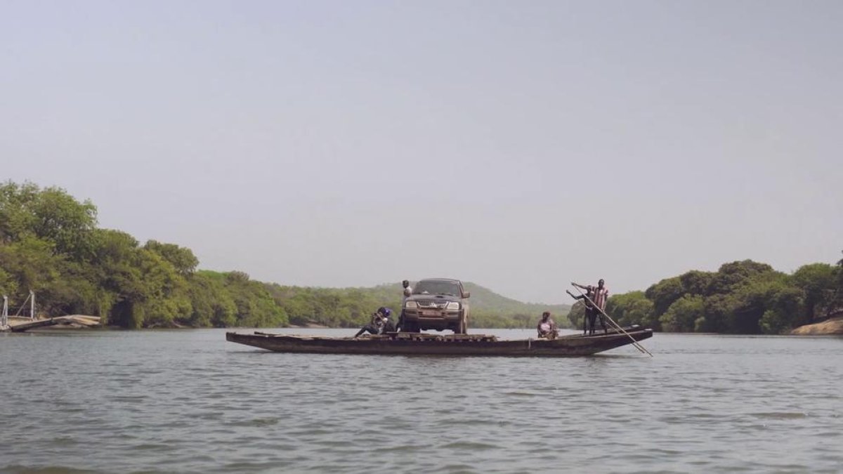 Los reporteros viajan a África para hablar con la familia de Diallo.