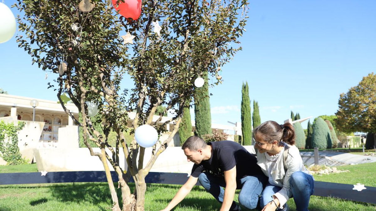 L’ofrena floral a l’Espai Empremtes, ahir a Lleida.