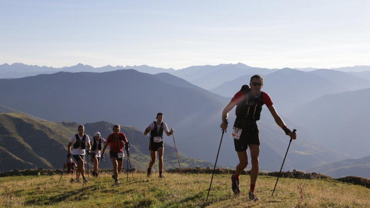 Los atletas, en uno de los tramos de montaña del recorrido por la Vall d’Àssua.