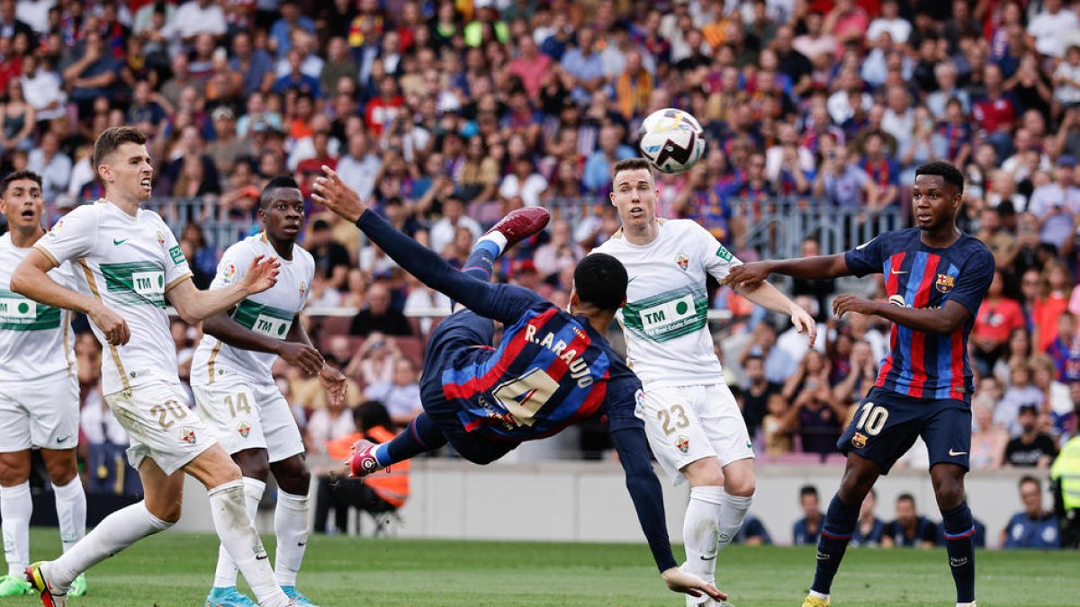 Ronald Araujo remata de forma acrobática ante Ansu y varios jugadores ilicitanos.