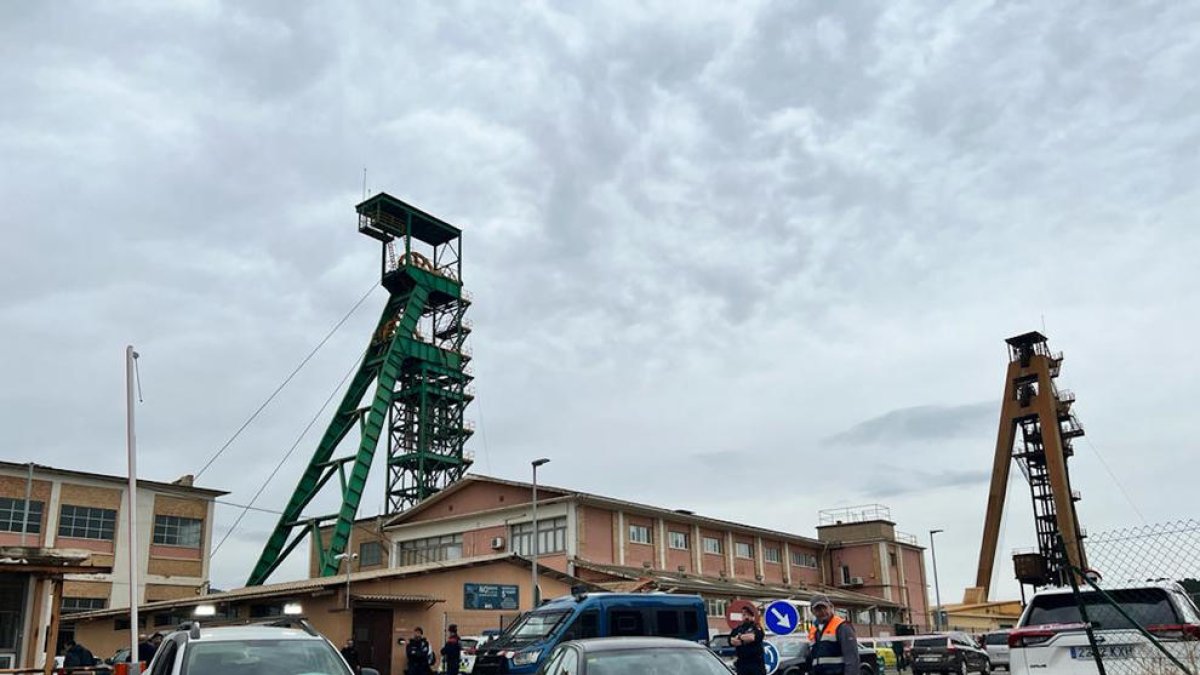 Mossos i equips d'emergències a la mina de Súria on s'ha produït l'accident que ha deixat tres persones mortes.