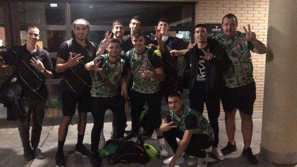 Jugadores del Balàfia celebran la victoria tras el partido.