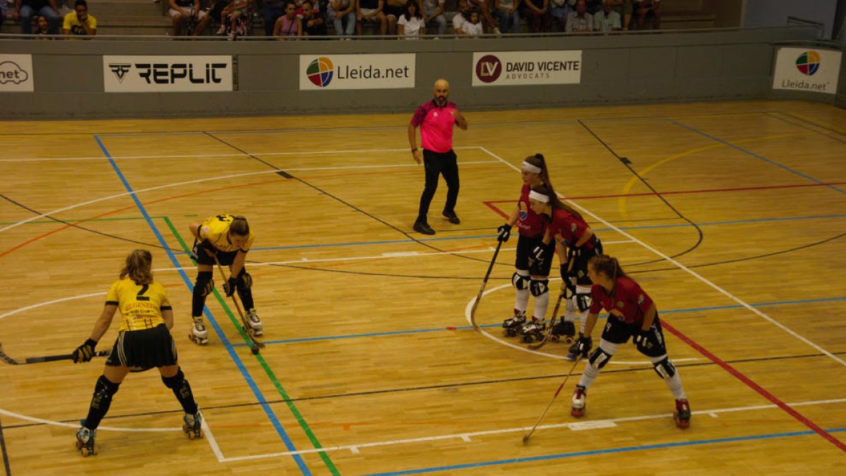 Las jugadoras del Alpicat, de rojo, intentan atajar una acción a bola parada del Palau de Plegamans.