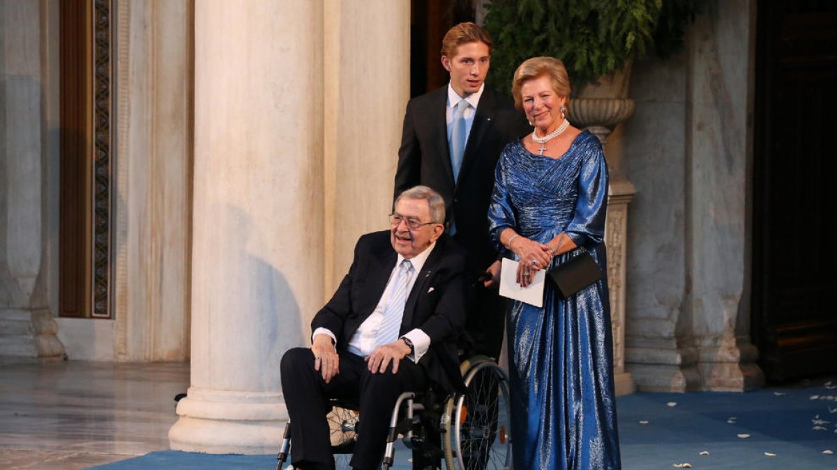 Constantino, su esposa Ana María y su nieto Achileas, hijo de Pablo de Grecia, en una boda en 2021.