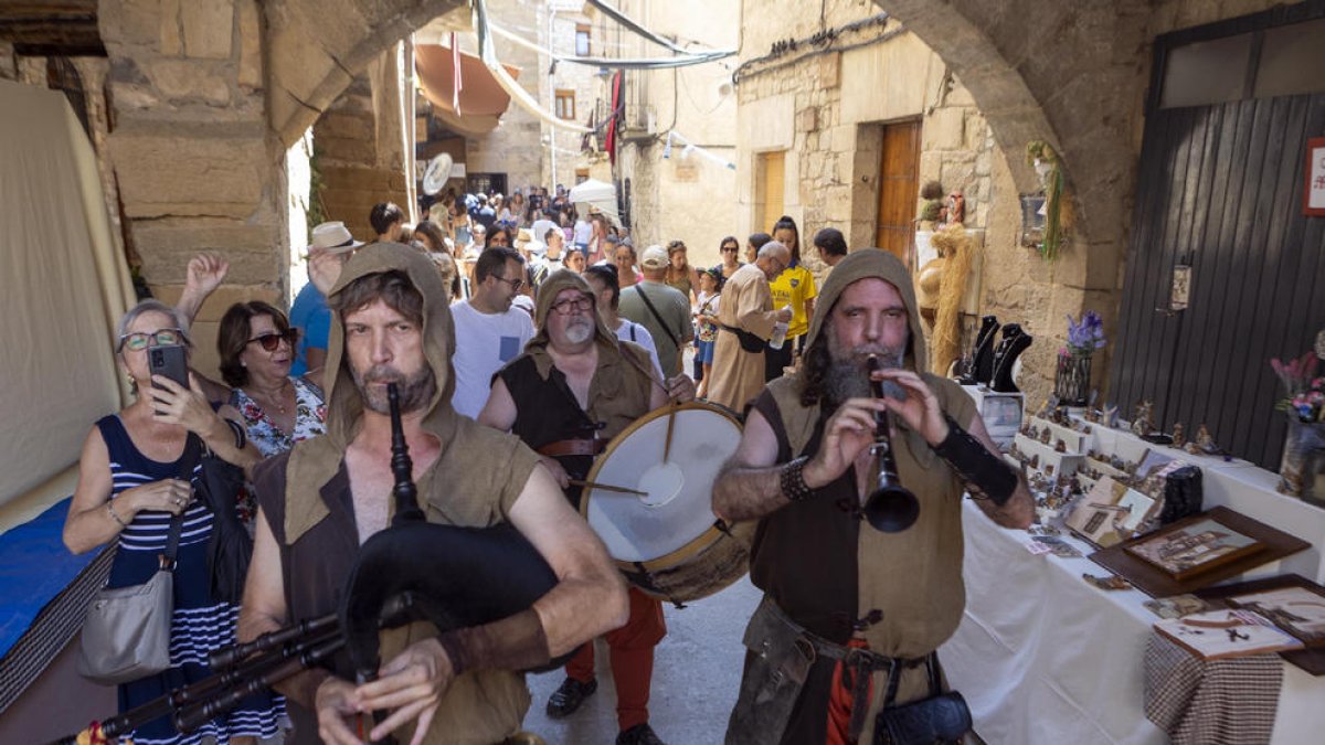 Cercavila pel carrer Major amb la companyia Introba Veritas.