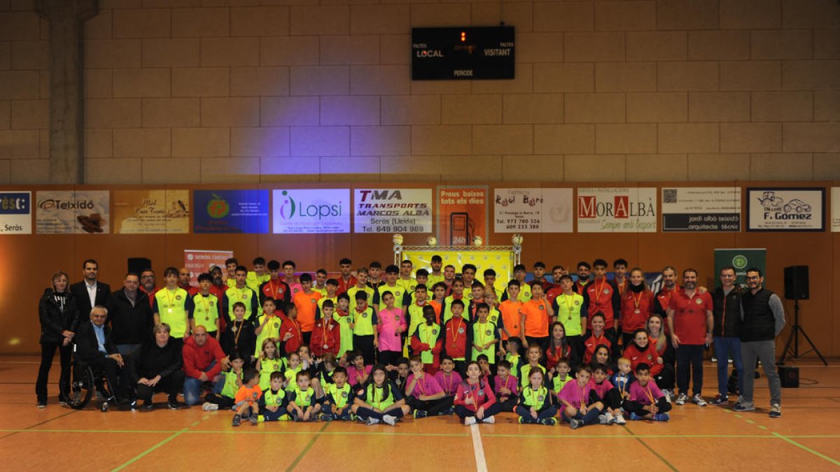 Foto de familia de todos los equipos del Club de Fútbol Seròs, que cuenta esta temporada con once equipos.