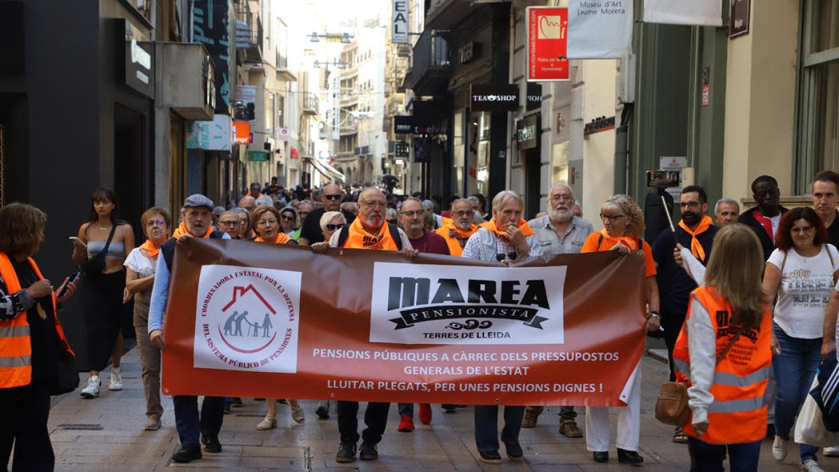 Una quarantena de persones es van manifestar a l’Eix Comercial.