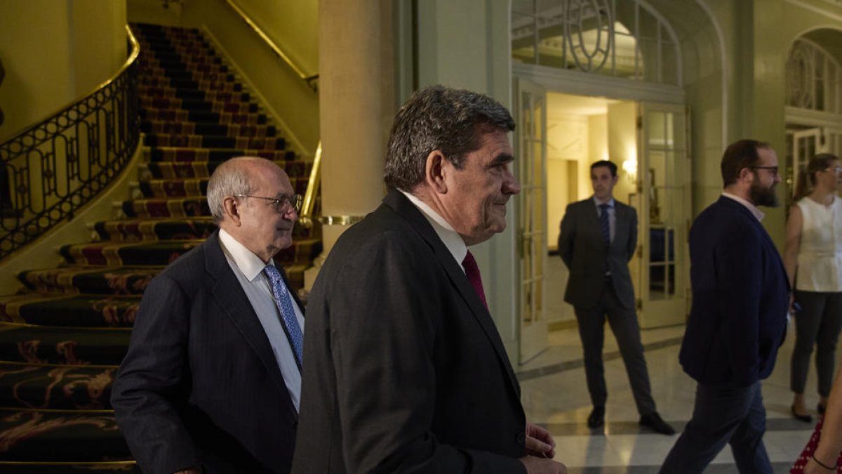 El ministro de Inclusión, Seguridad Social y Migraciones, José Luis Escrivá, a su llegada al desayuno informativo de Nueva Economía Fórum.