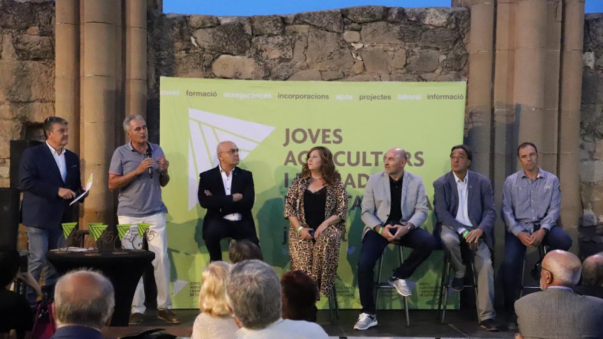 D’esquerra a dreta, el periodista Santi Roig, l’alcalde de Torrebesses i els presidents de JARC de Catalunya i les quatre províncies.