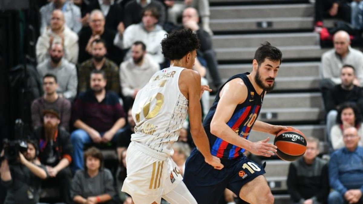 Kalinic controla la pilota davant de Risacher.