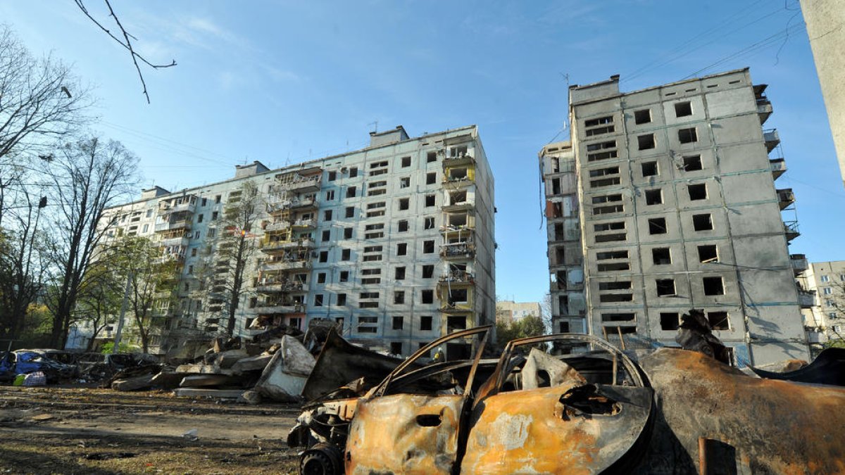 Un edificio y un coche destrozados en Zaporiyia.