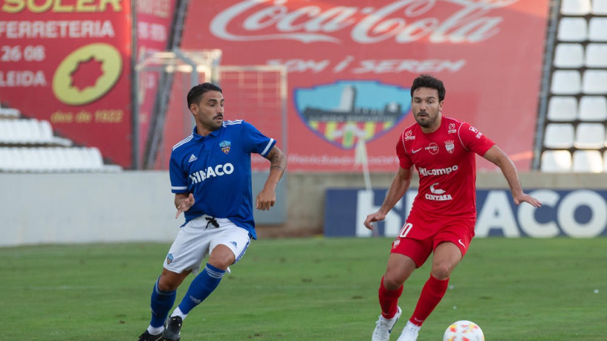 Chuli, autor de l’únic gol del partit, intenta guanyar una pilota per la qual lluita amb un rival.