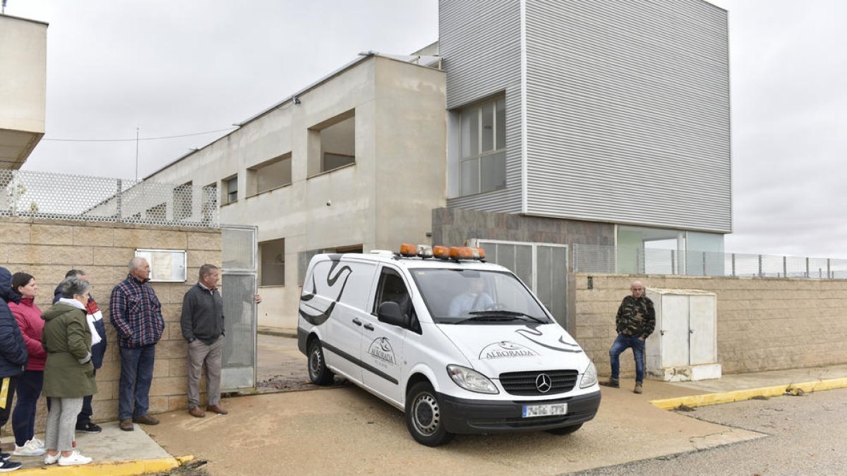 El vehicle de la funerària al sortir ahir de la caserna on es va cometre el crim.