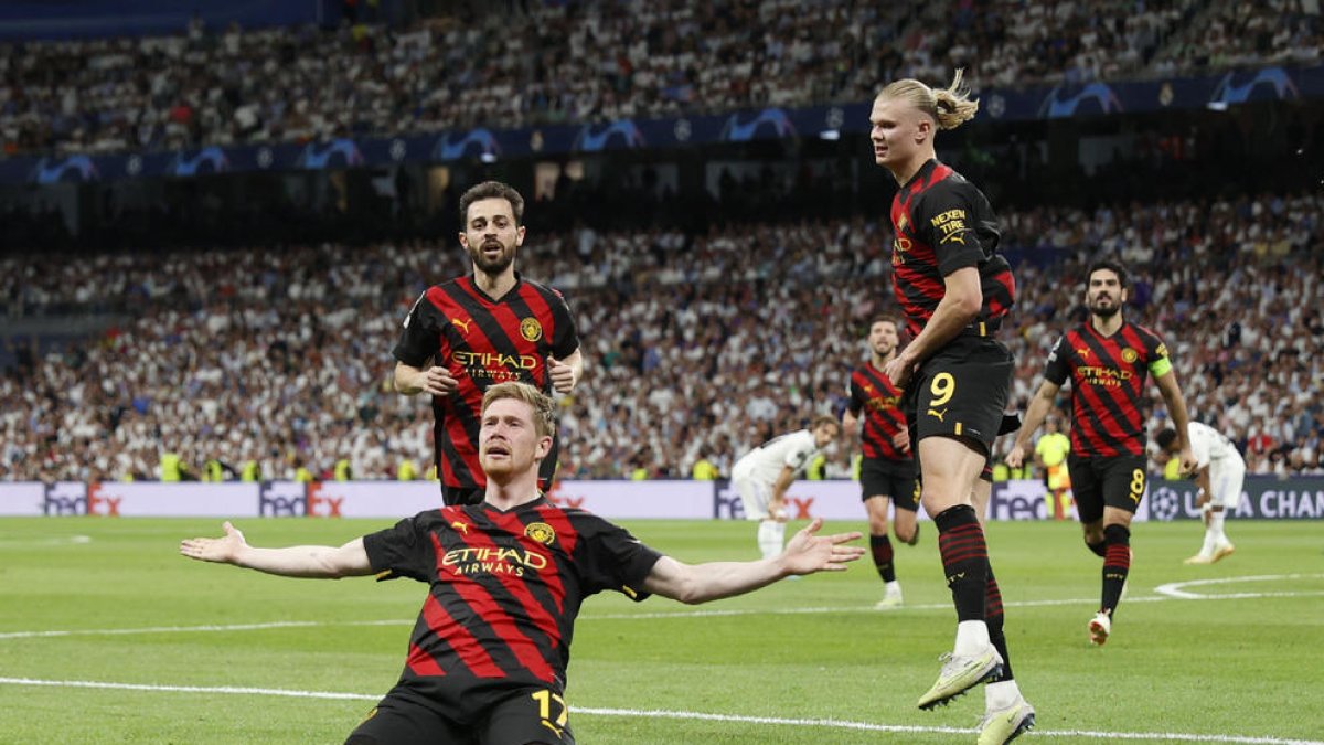 De Bruyne celebra el gol que va marcar, davant la presència del seu company Haaland.