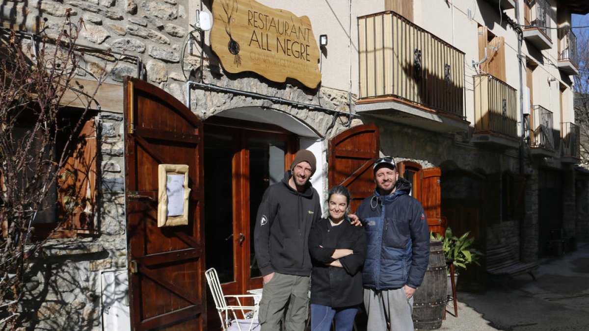 Els tres joves socis del restaurant cooperatiu vegetarià que han obert a Montardit de Baix (Sort).