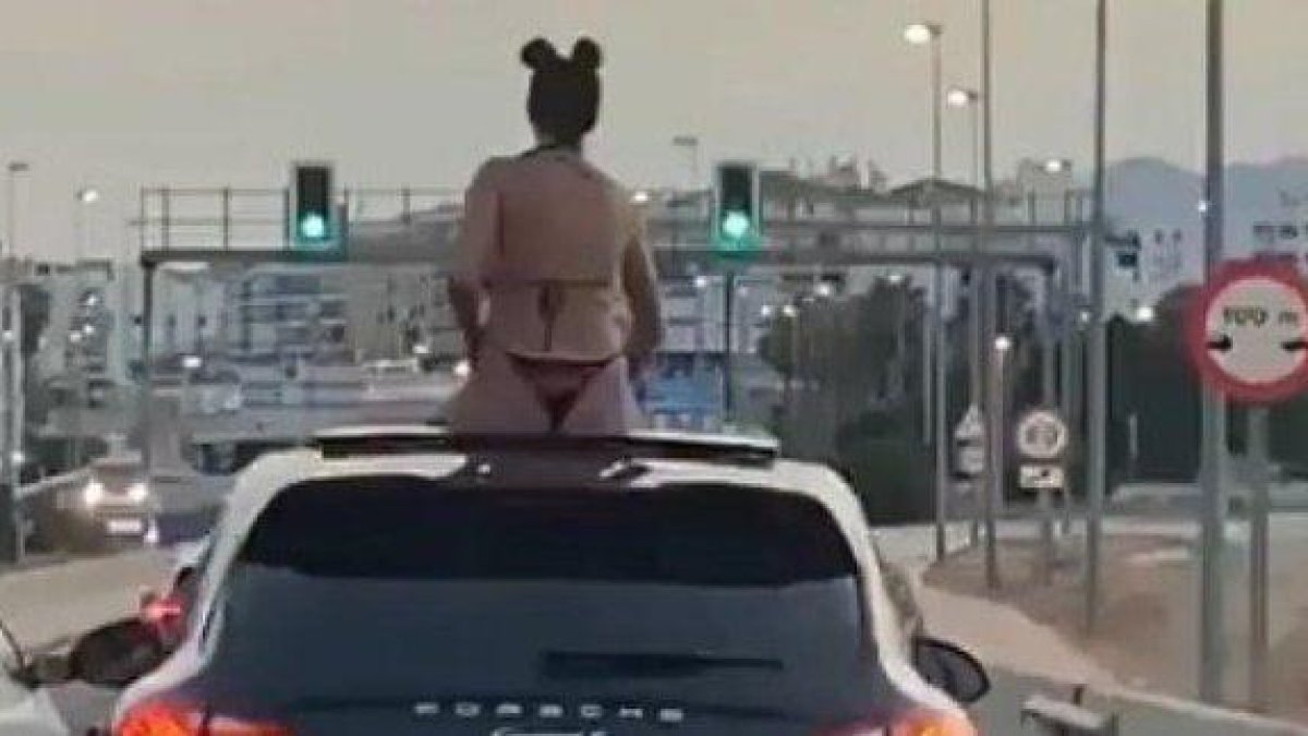 Multen una dona que anava asseguda sobre el sostre d'un cotxe a Marbella