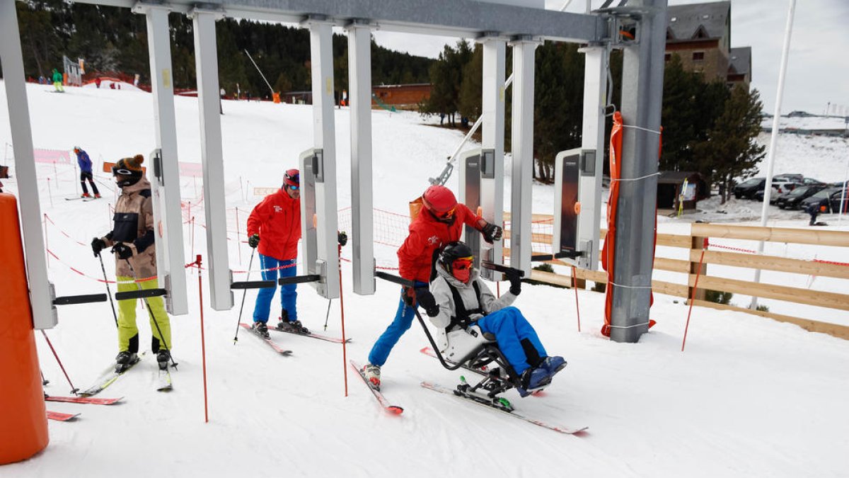 El monitor de Top Class Ski Jordi Ramoneda haciendo una bajada en Port Ainé con un bi-ski.