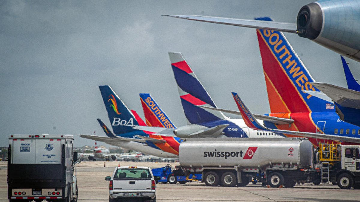 Fotografia d’arxiu que mostra activitat d’avions a l’aeroport Internacional de Miami.
