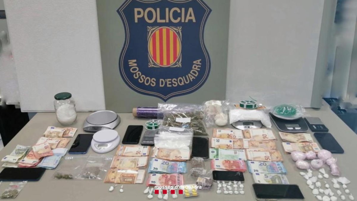 Imatge de la droga i els diners decomissats.