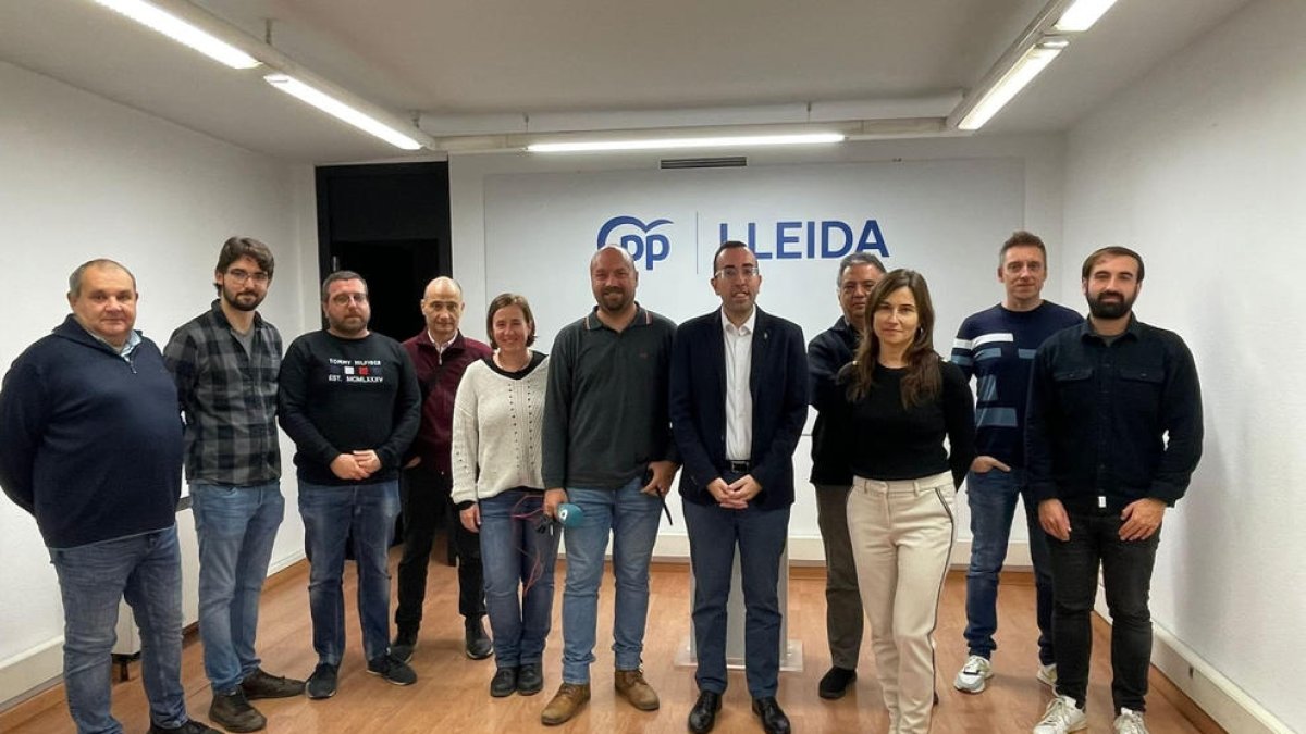 Xavi Palau, en el centro, con representantes de los medios.