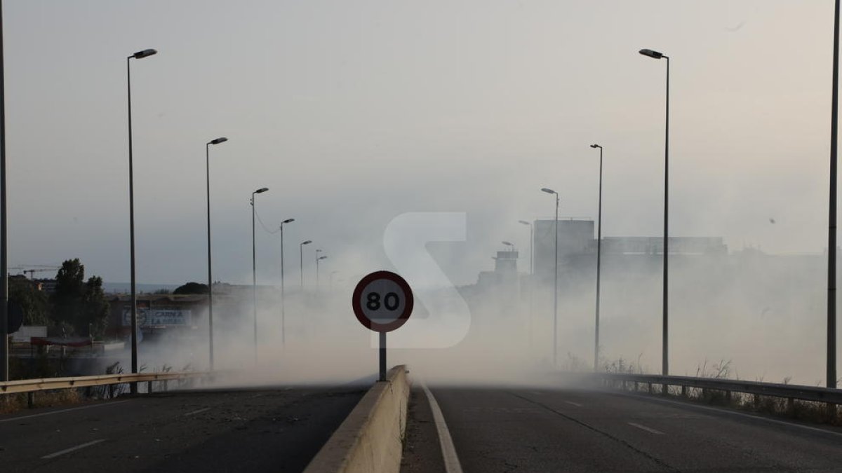 Un incendi talla l'LL-11 a Lleida