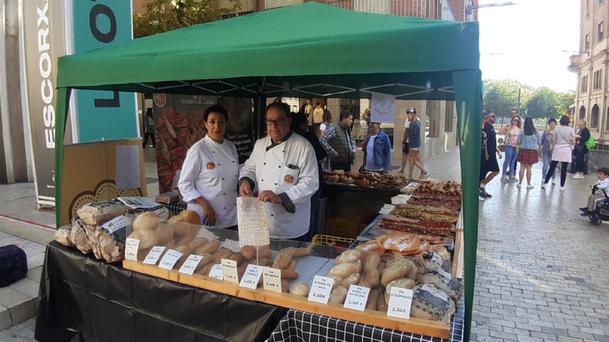 Con motivo del día mundial del pan, el gremio de panaderos montó un estand en la plaza Sant Joan.