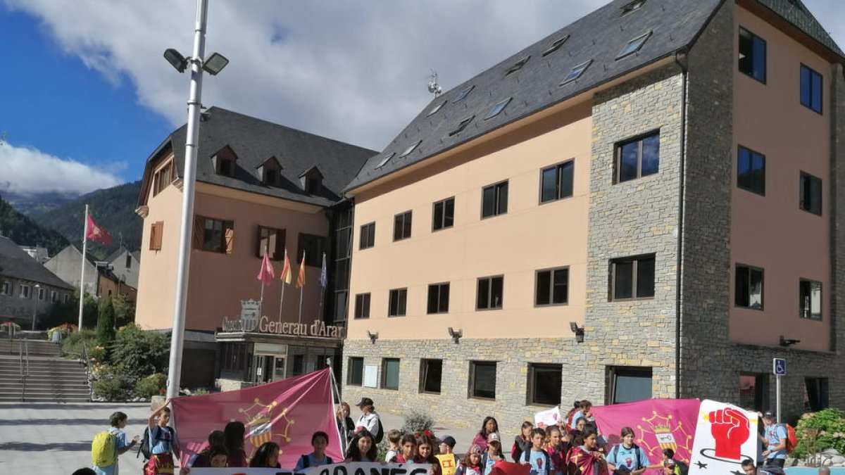 Un momento de la movilización, ayer, de los niños del ‘casal’ de verano Montanhetes.