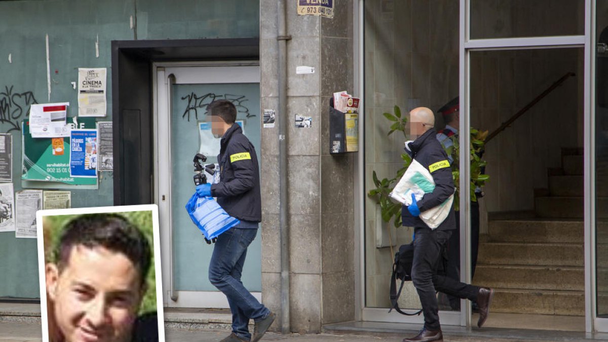Investigadores saliendo el viernes del domicilio y la cara del encarcelado