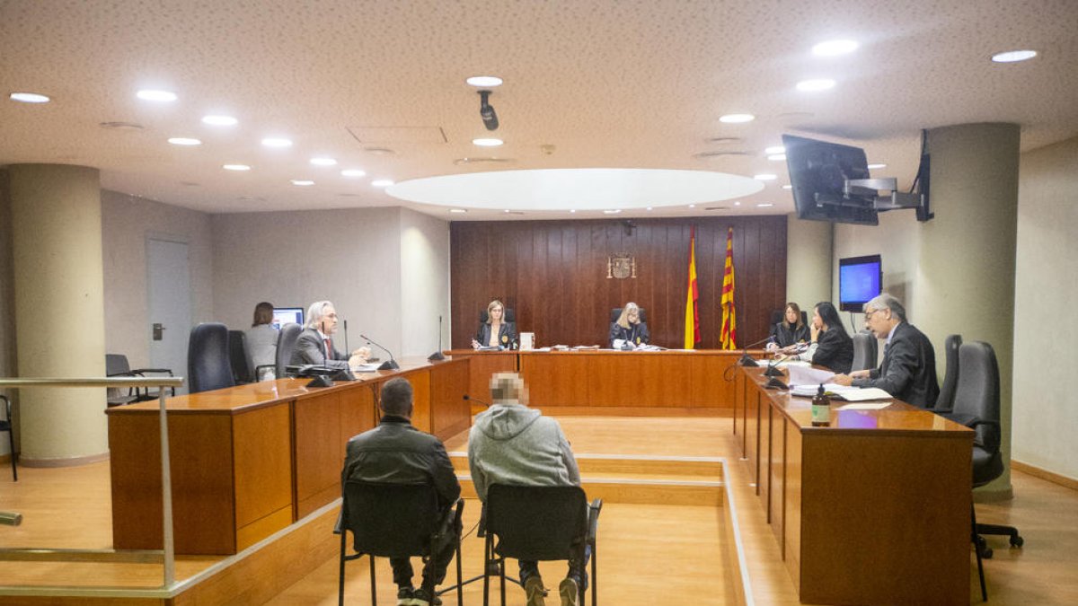 El condenado, a la izquierda, en el juicio celebrado en la Audiencia.