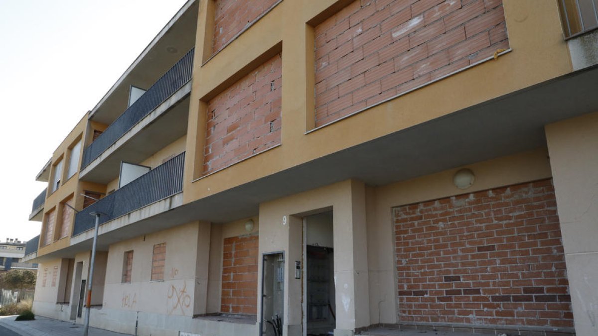 Un bloque de pisos de Alcoletge que se tapió tras los destrozos que provocaron okupaciones conflictivas.