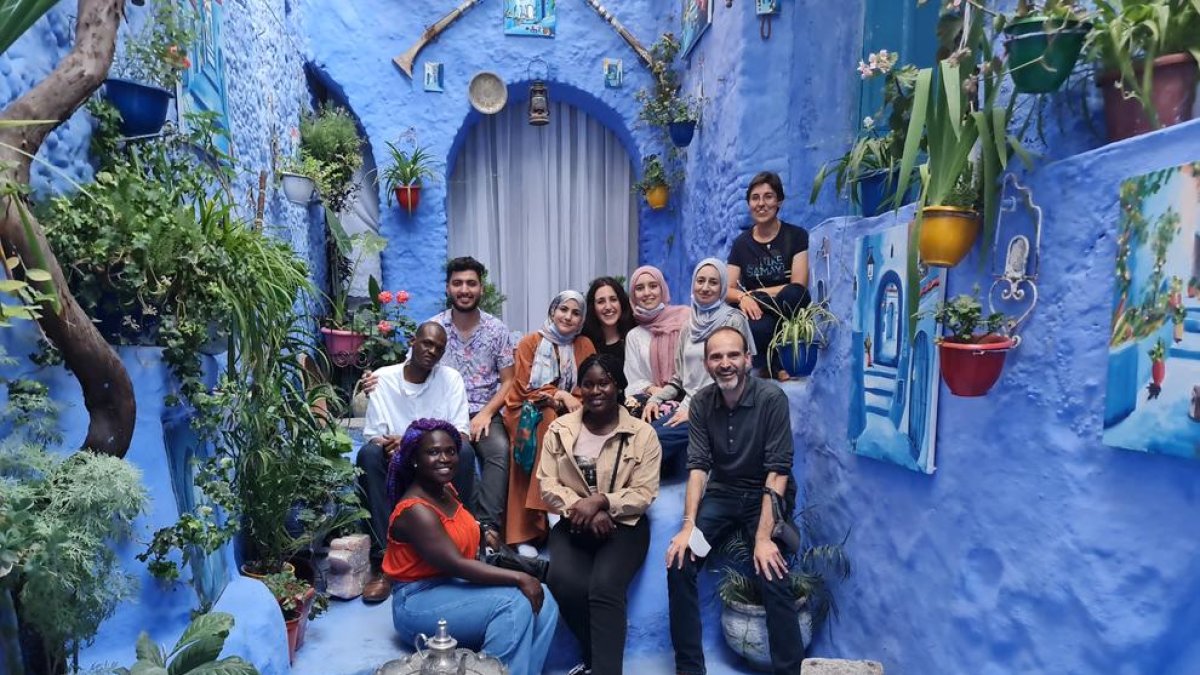 Àlvar Sànchez, a la derecha de la imagen, en Chefchaouen, en el noroeste de Marruecos.