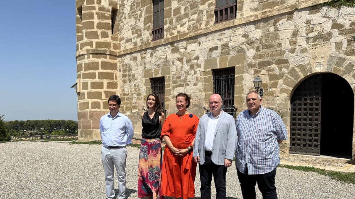 Foto de presentació del segon Raimat Arts Festival, ahir davant de l’entrada del castell de Raimat.