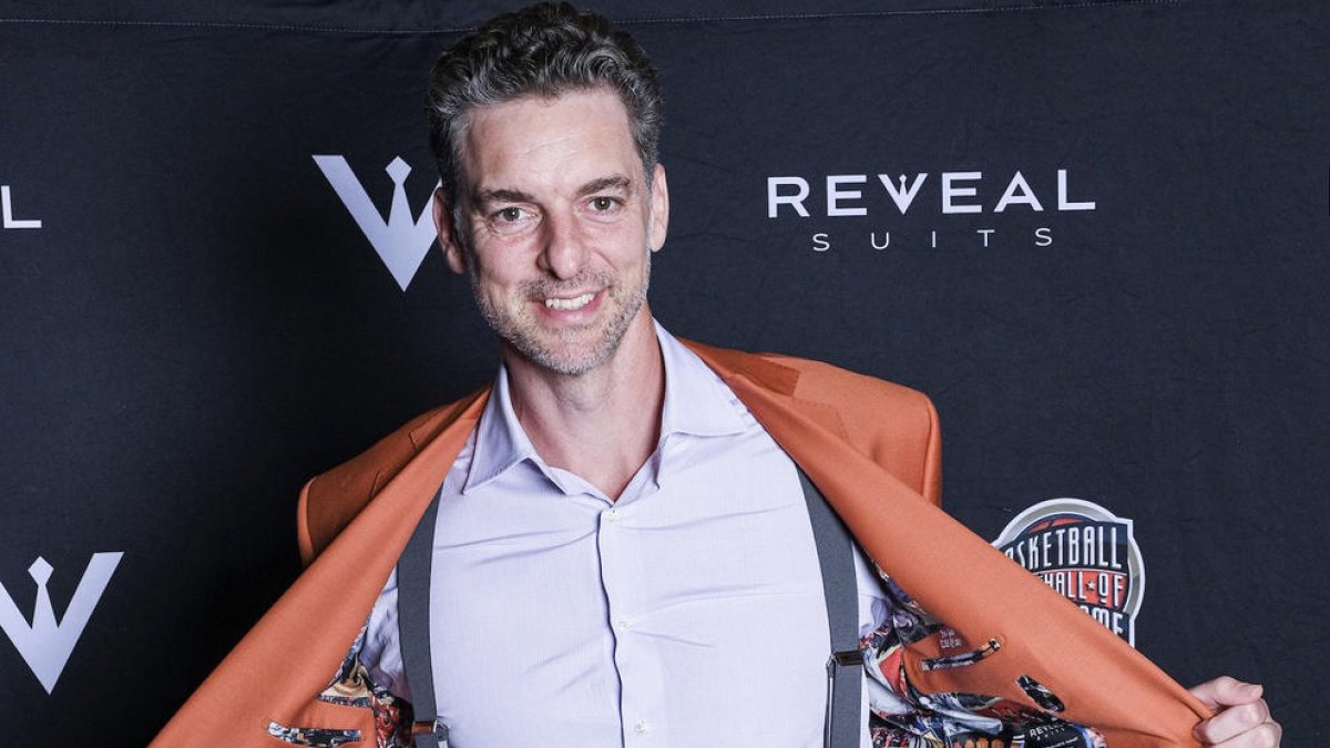 Gasol, amb la jaqueta que llueixen els membres del ‘Hall of Fame’.