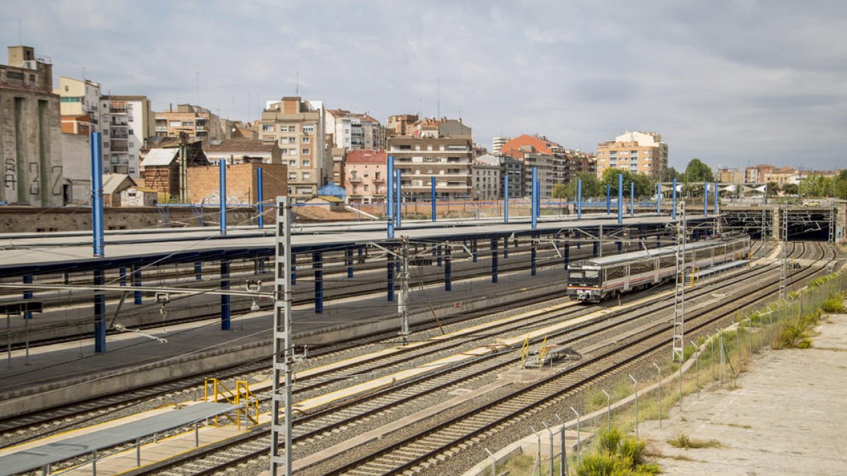 El tram de vies que està pendent de cobrir entre l’estació i el carrer Comtes d’Urgell.