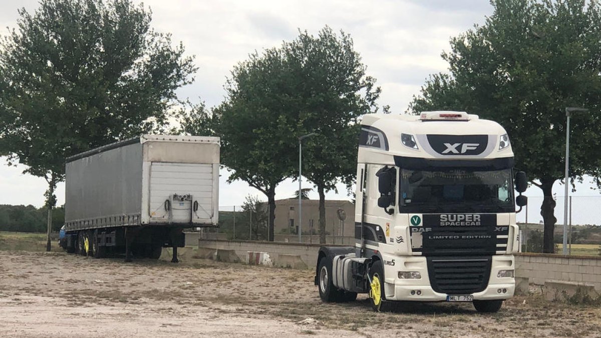 El camión y el remolque donde hallaron la droga, ayer en Tàrrega con los cepos todavía puestos.