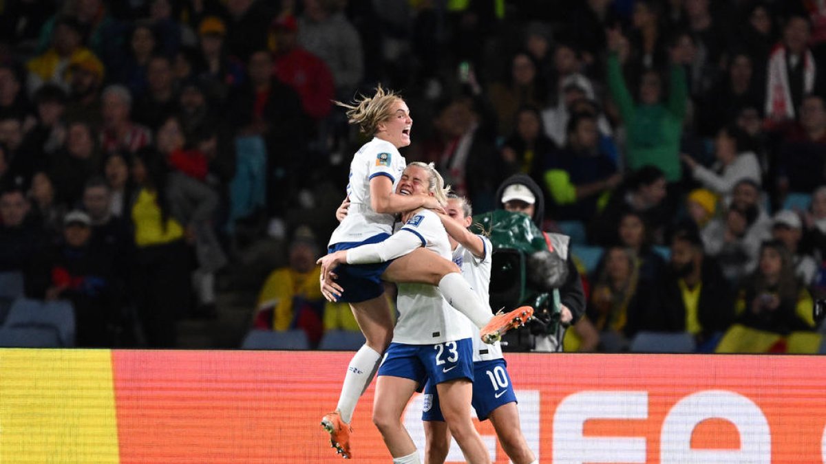 Alessia Russo celebra amb les companyes el segon gol anglès.
