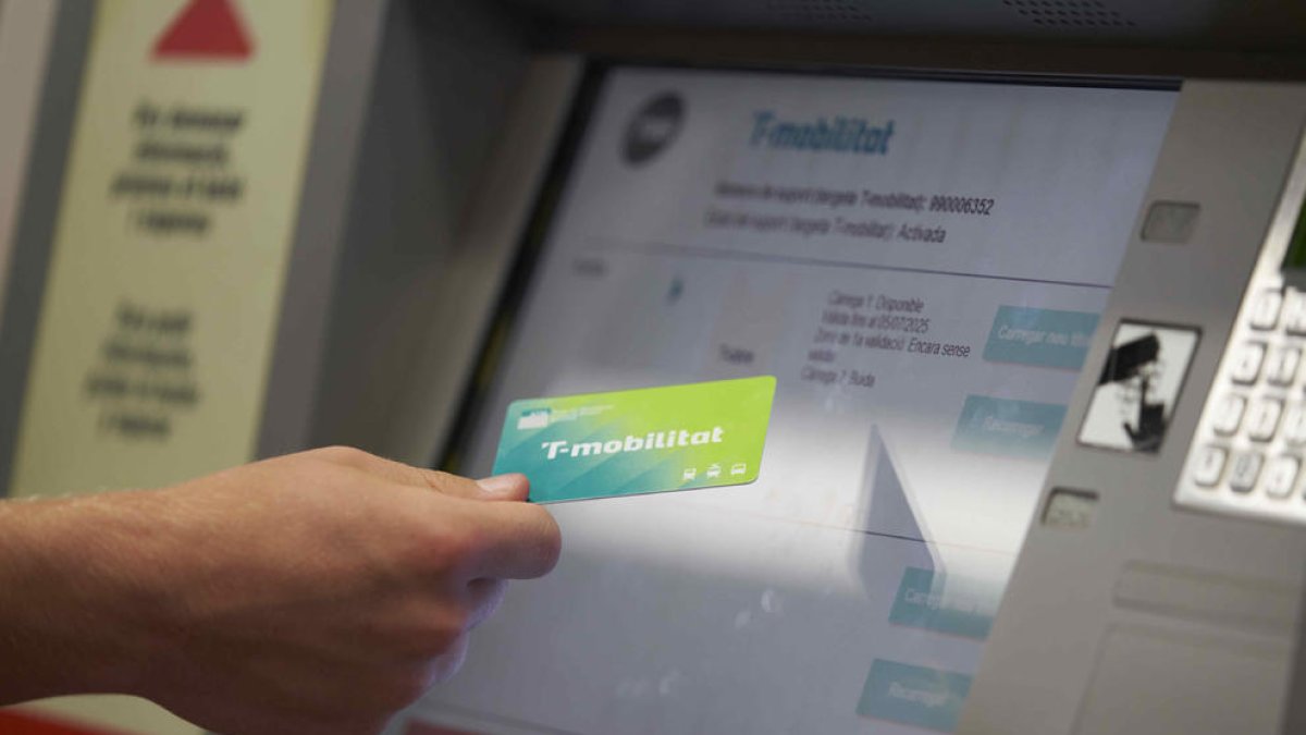 Un usuario de metro recargando la T-Movilidad en las máquinas.