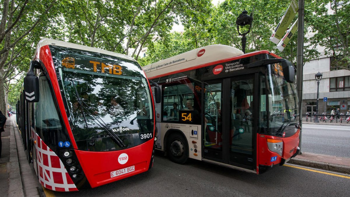 Un autobús de TMB atropella a un peatón que cruzaba indebidamente el paseo de Gracia