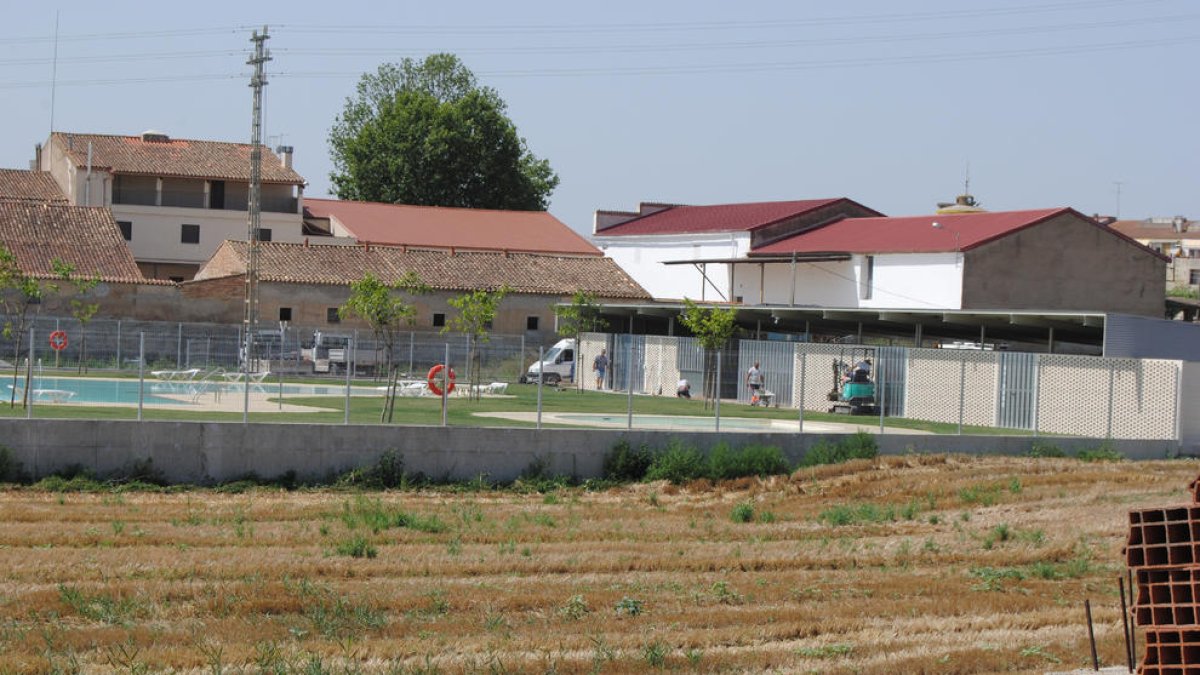 Operaris treballaven ahir en els últims retocs abans d’obrir avui el recinte.