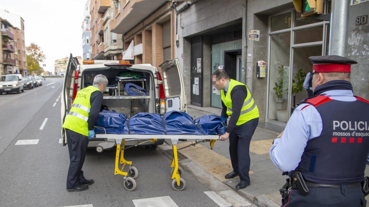 El cadáver fue hallado a las 13.30 horas del viernes en el trastero del domicilio familiar en Balàfia.