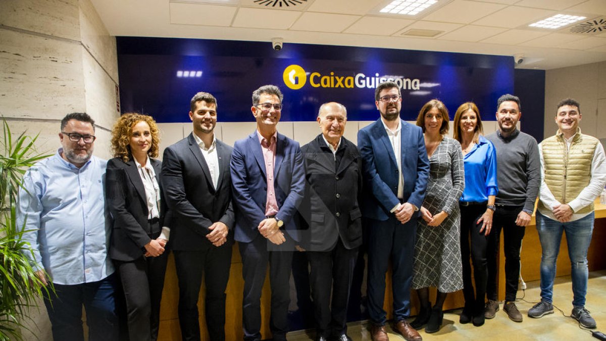 Daniel Marsol y Jaume Alsina posan junto con los empleados de la sucursal de Lleida.